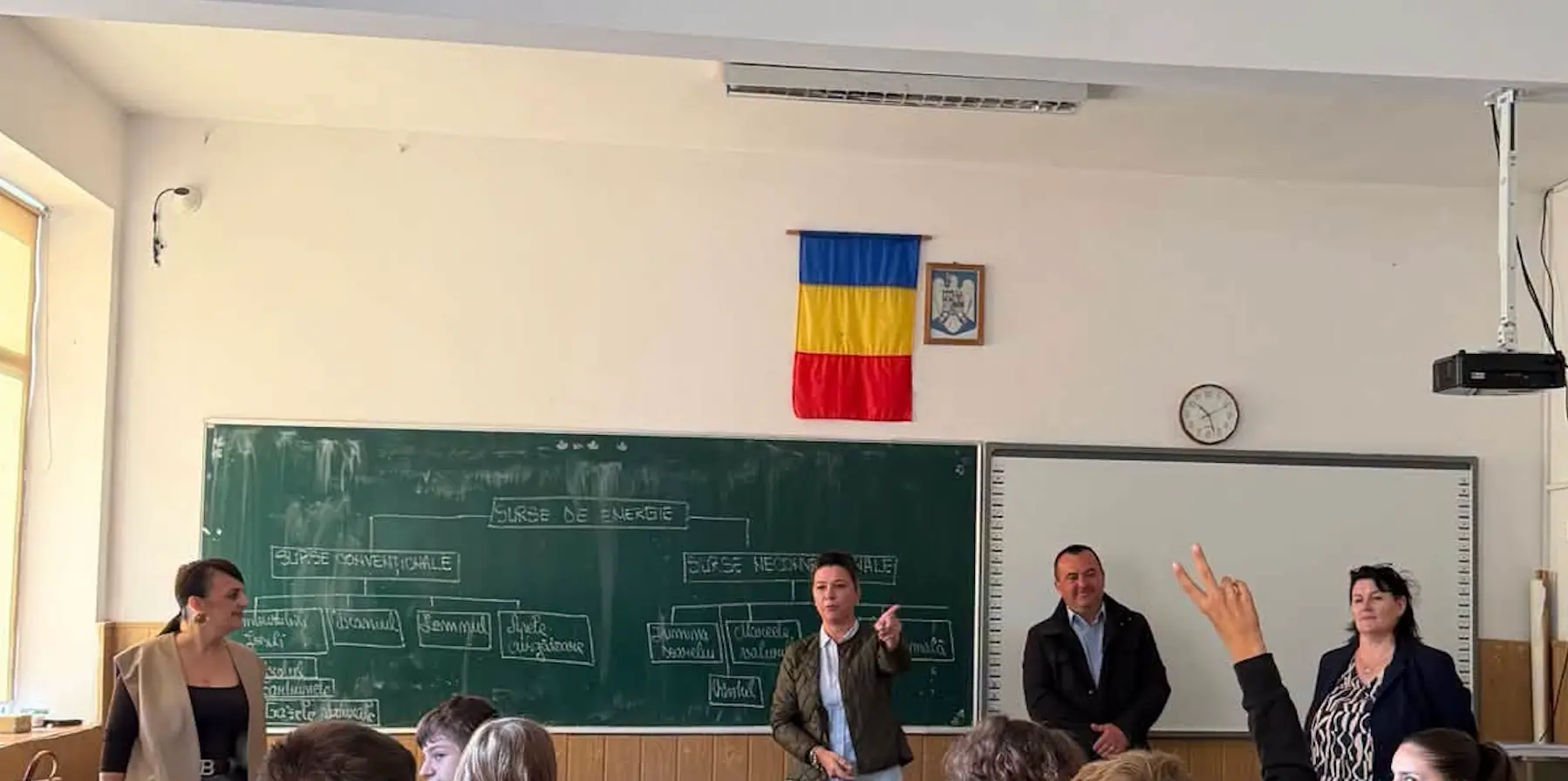 Általános iskolásoknak kampányolnak az RMDSZ-es honatyák, az osztályteremben!